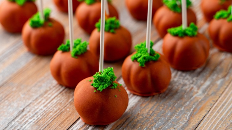 Fondant pumpkins with wooden serving sticks