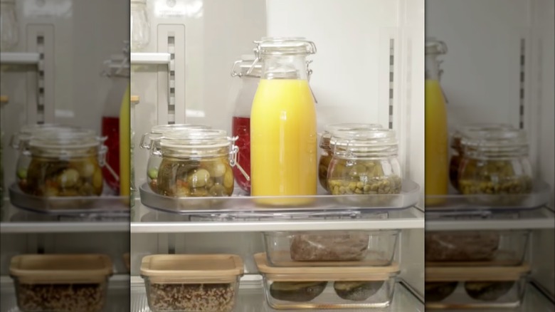 SNURRAD lazy Susan with jarred food and juice