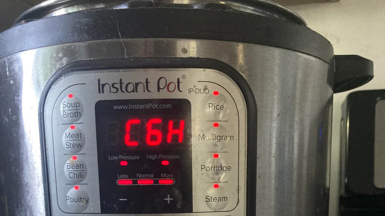 A close-up of a C6H error code on the screen of an Instant Pot