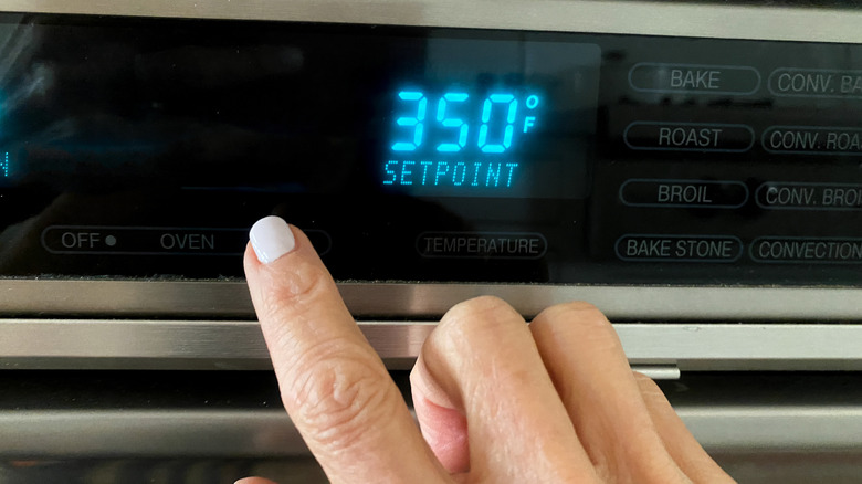 finger setting oven temperature