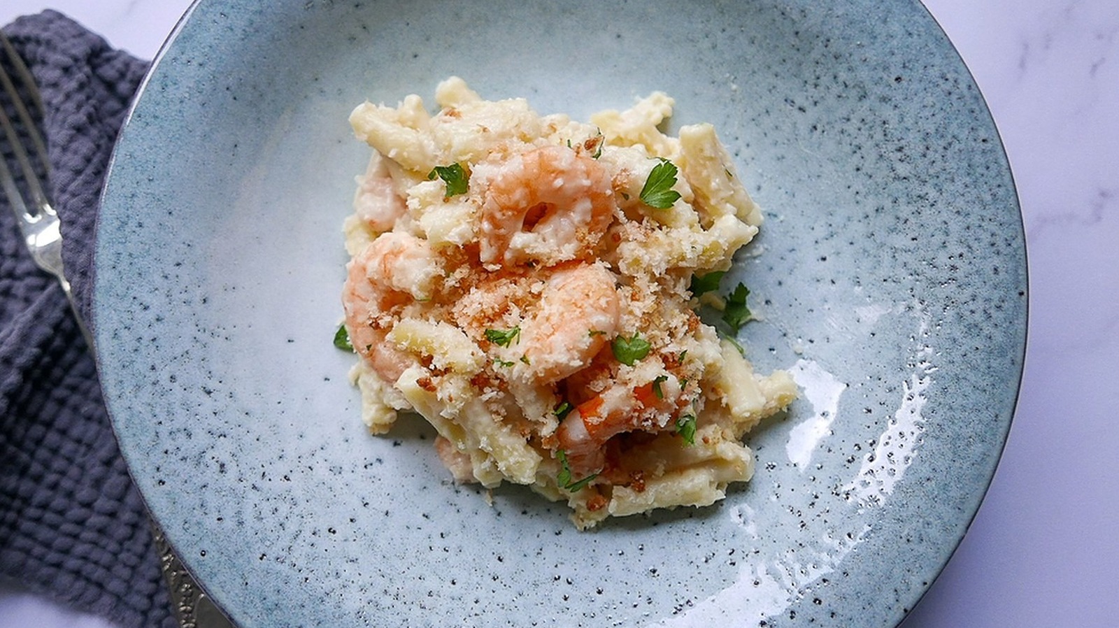 https://www.tastingtable.com/img/gallery/garlic-shrimp-mac-and-cheese-recipe/l-intro-1640202470.jpg