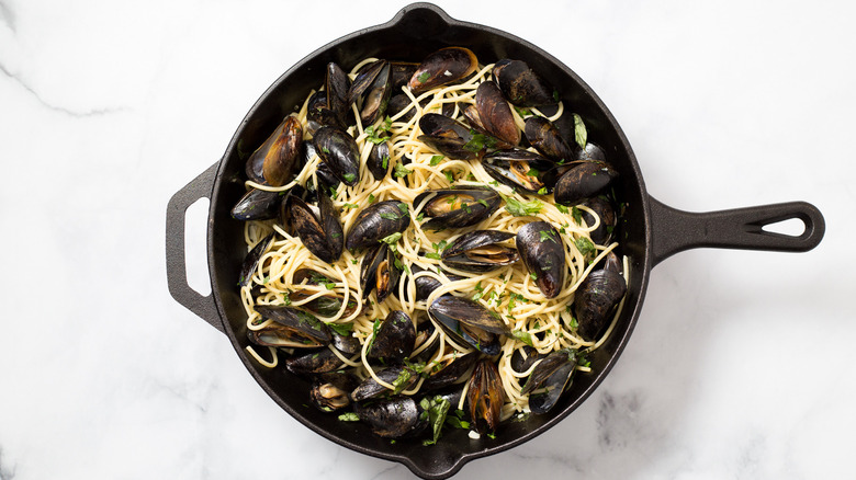 mussel spaghetti in iron pan