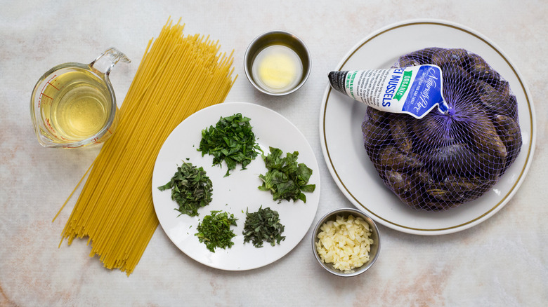 mussel spaghetti ingredients on table
