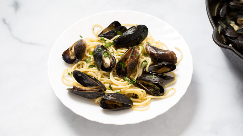 mussel spaghetti served on table