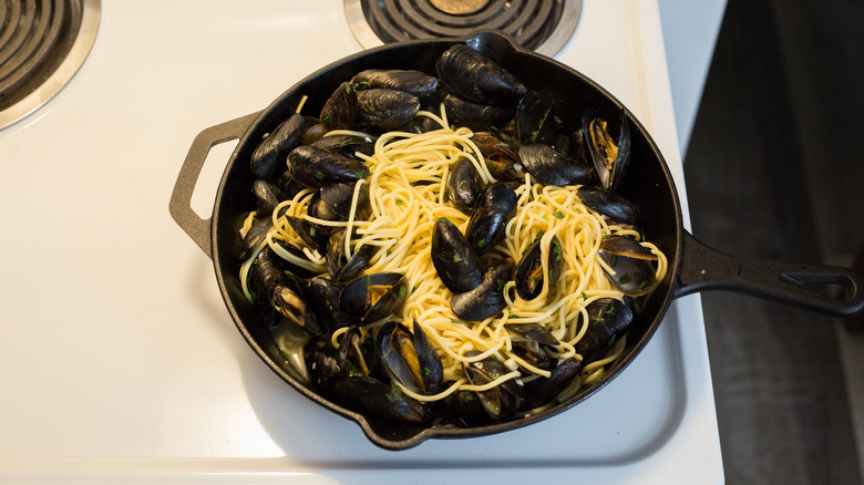 mussel spaghetti in iron pan