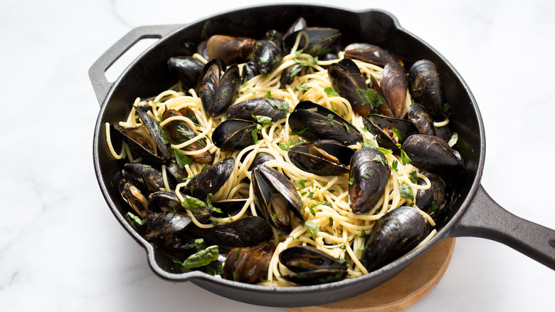 mussel pasta served in pan