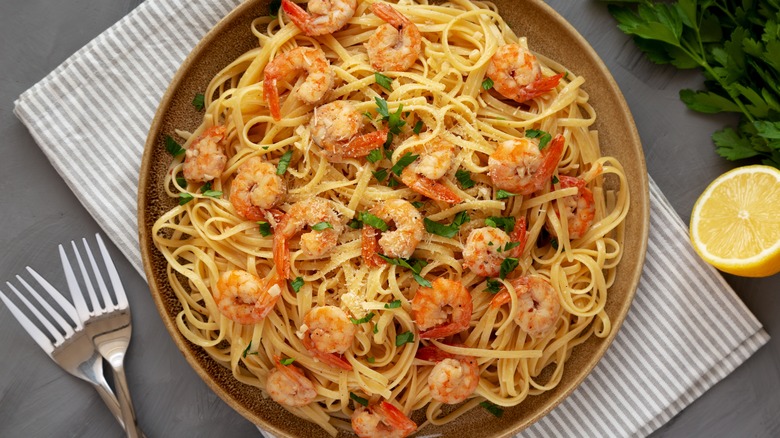 A plate of shrimp scampi and spaghetti