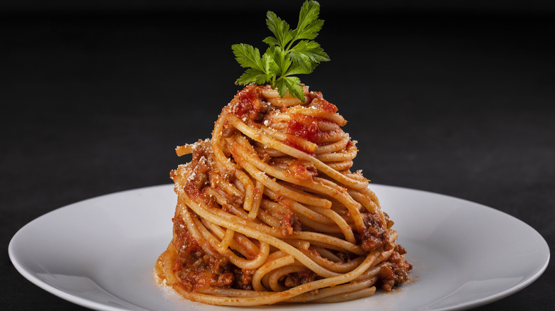 Tall mound of spaghetti on plate