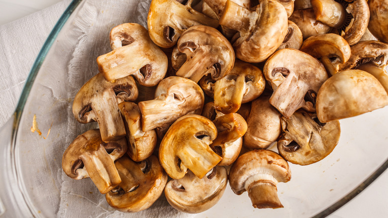 bowl of cooked mushrooms