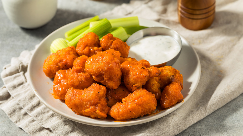 plate of Buffalo wings