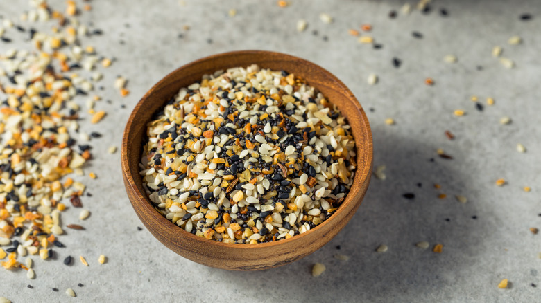 everything bagel seasoning in a small wood bowl