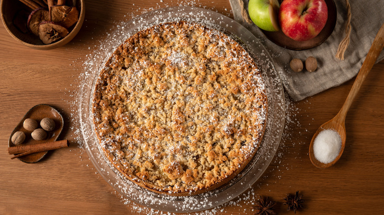 Apple crisp with spices and sugar