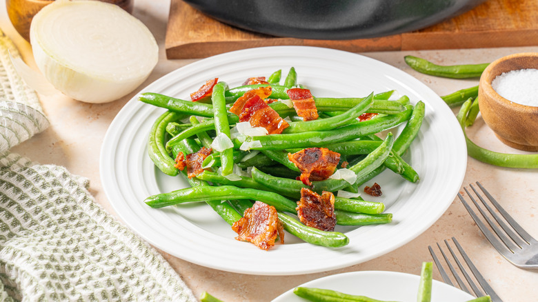 green bean side dish with onions and bacon