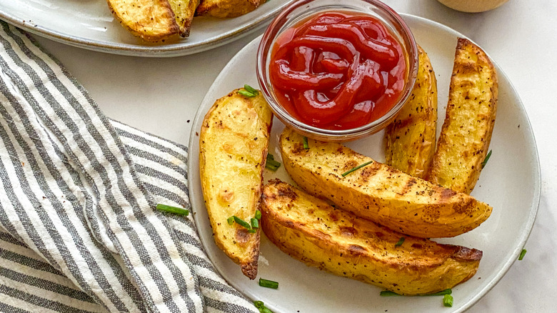 wedges with ketchup