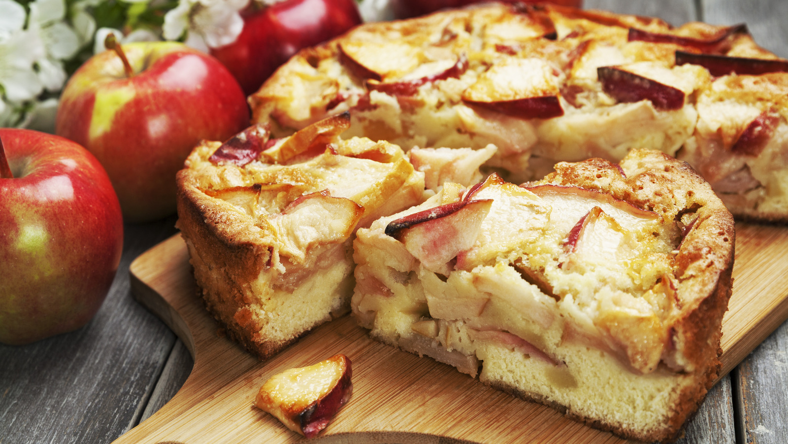Яблочный обед. Выпечка с яблоками. Шарлотка. Яблочный пирог шарлотка. Осенний пирог с яблоками.
