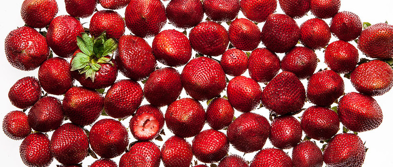 https://www.tastingtable.com/img/gallery/guide-to-strawberry-varieties-ozark-beauty-mara-des-bois/image-import.jpg