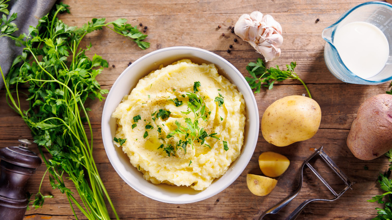 A bowl of mashed potatoes