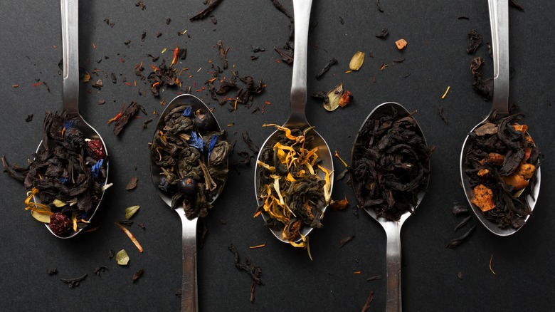loose leaf teas in spoons