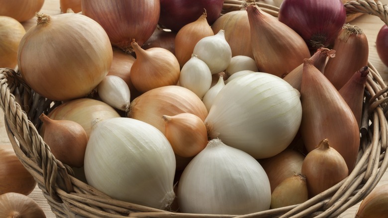 A basket of mixed onions