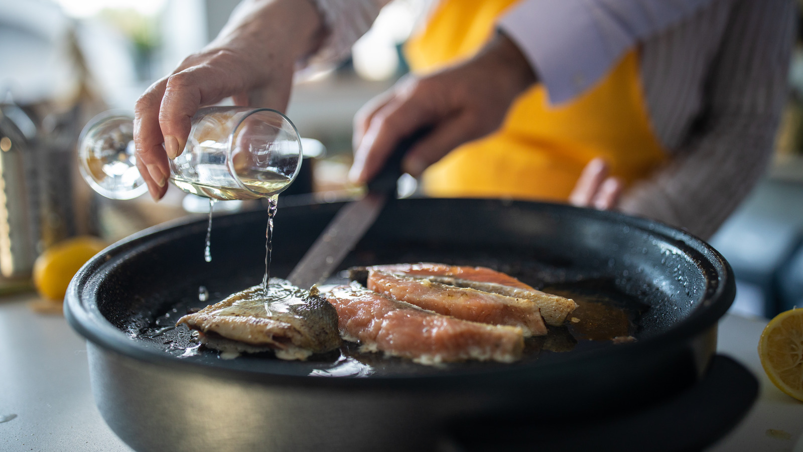 Here's How Long It Takes For Alcohol To Cook Out Of A Dish