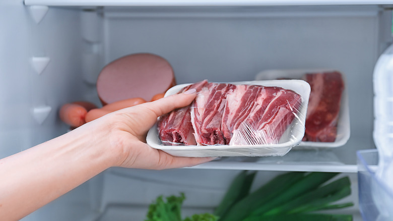 putting raw meat in refrigerator 