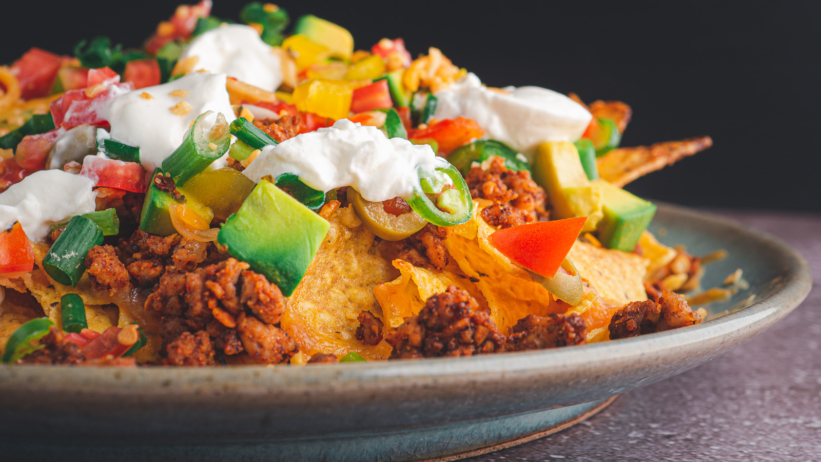 https://www.tastingtable.com/img/gallery/heres-how-you-should-be-reheating-nachos/l-intro-1644823582.jpg