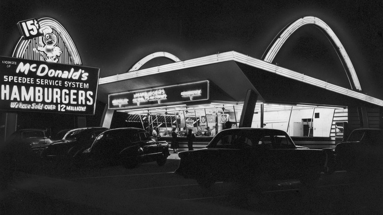 Black and white photo of McDonald's in 1955