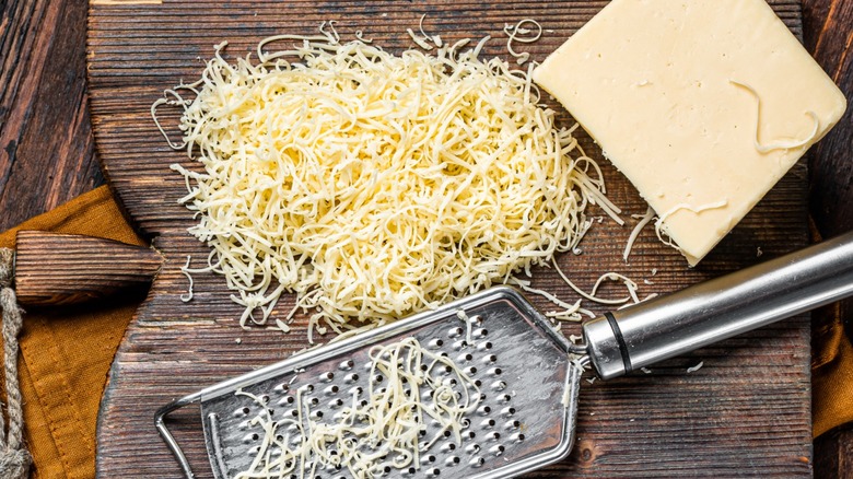 Half-grated cheddar without branded packaging
