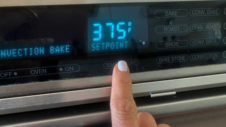finger setting oven temperature