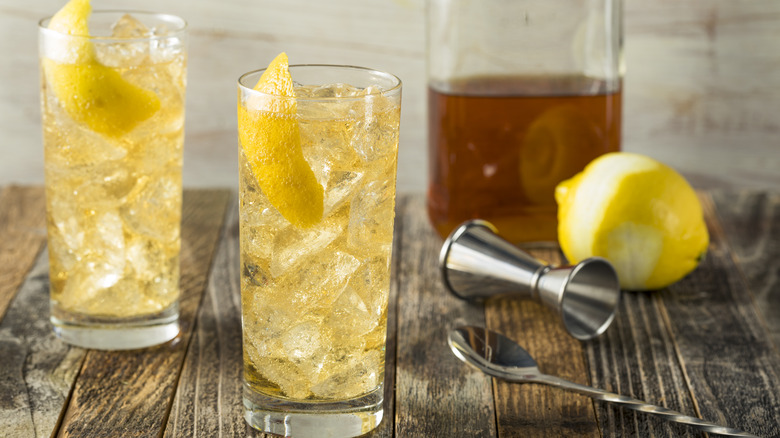 Whiskey sodas with lemon