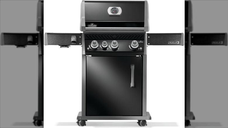 The Napoleon Rogue PRO 425 grill in black