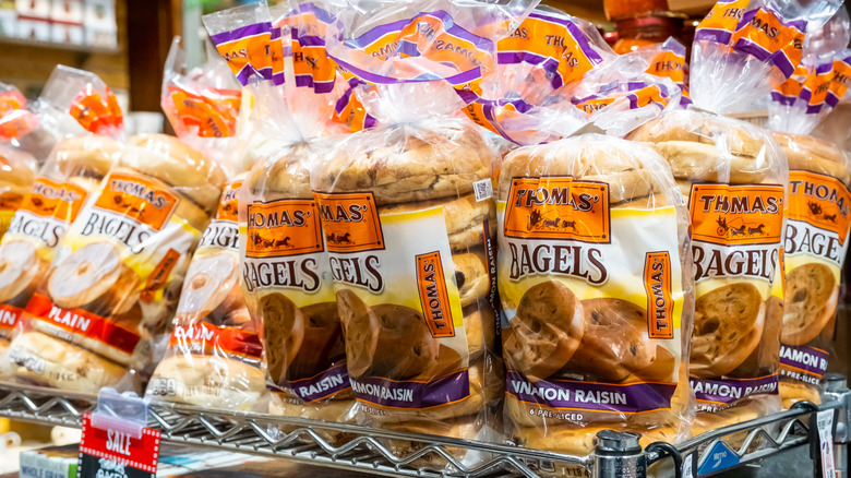 Bagged bagels on a shelf at a grocery store