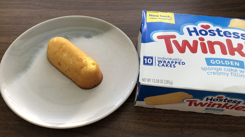 Hostess Twinkie on a plate.