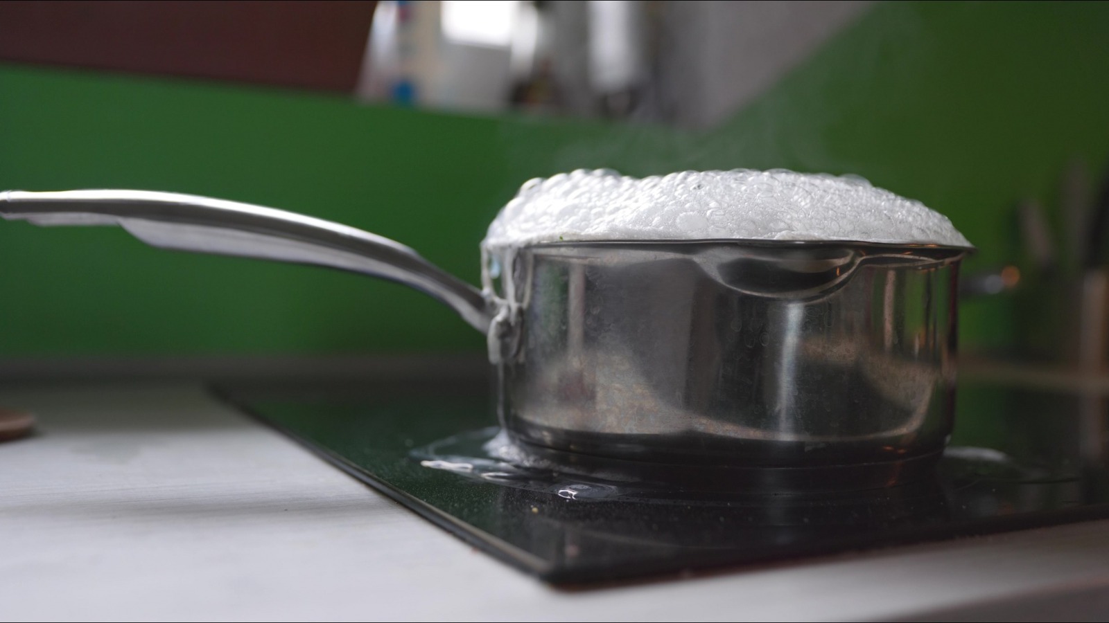 How A Silicone Stopper Can Prevent Water From Boiling Over
