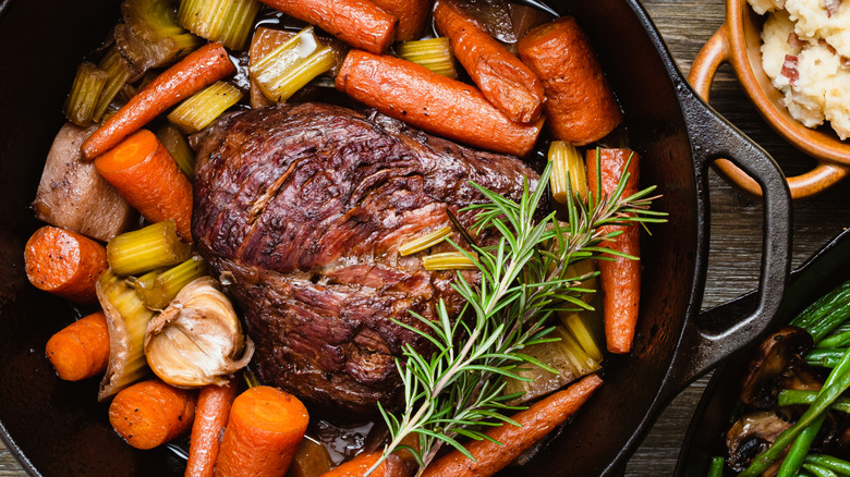 Pot roast iron Dutch oven