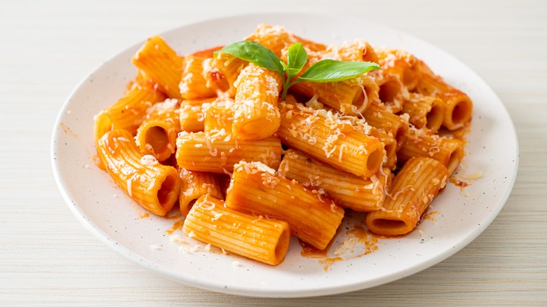 rigatoni with tomato sauce