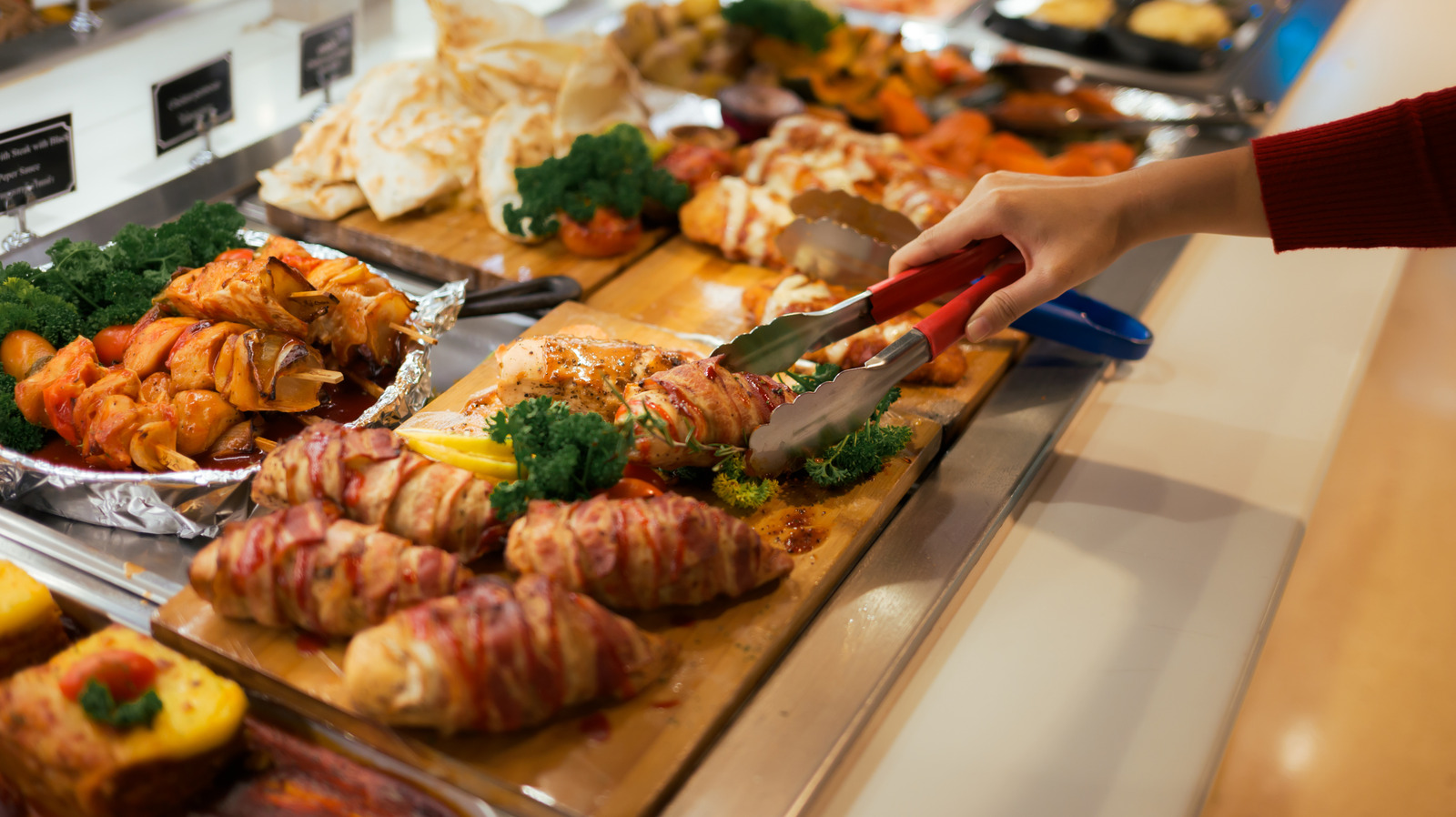 How Buffets Visually Trick You Into Filling Up On Cheap Food Items - Tasting Table