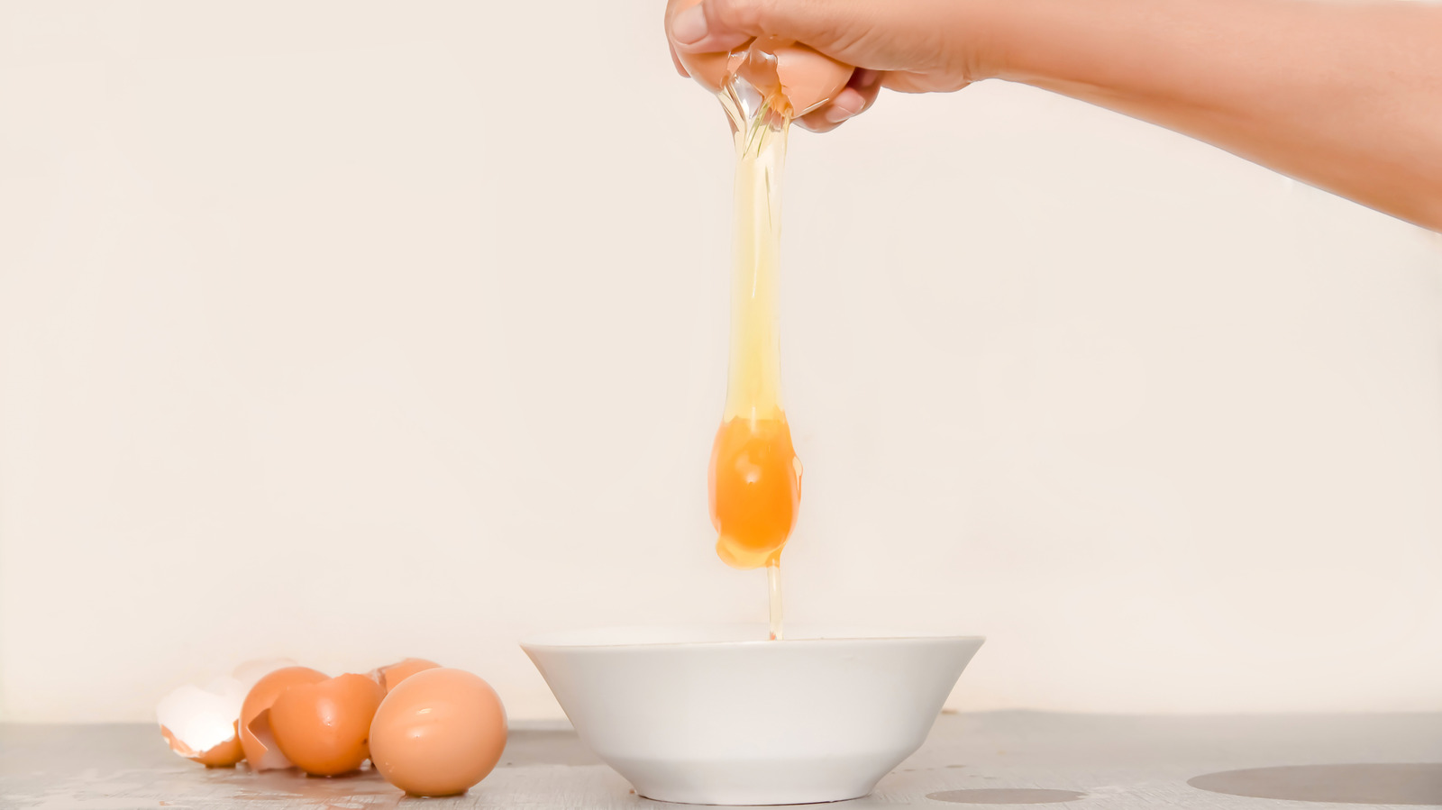 How Chefs Expertly Crack Eggs With One Hand