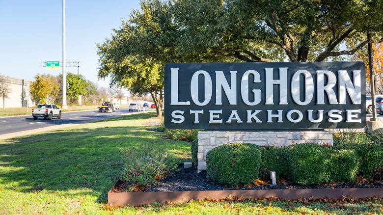 Exterior of a LongHorn Steakhouse restaurant
