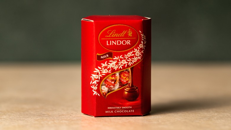 Lindt Lindor milk chocolate truffle