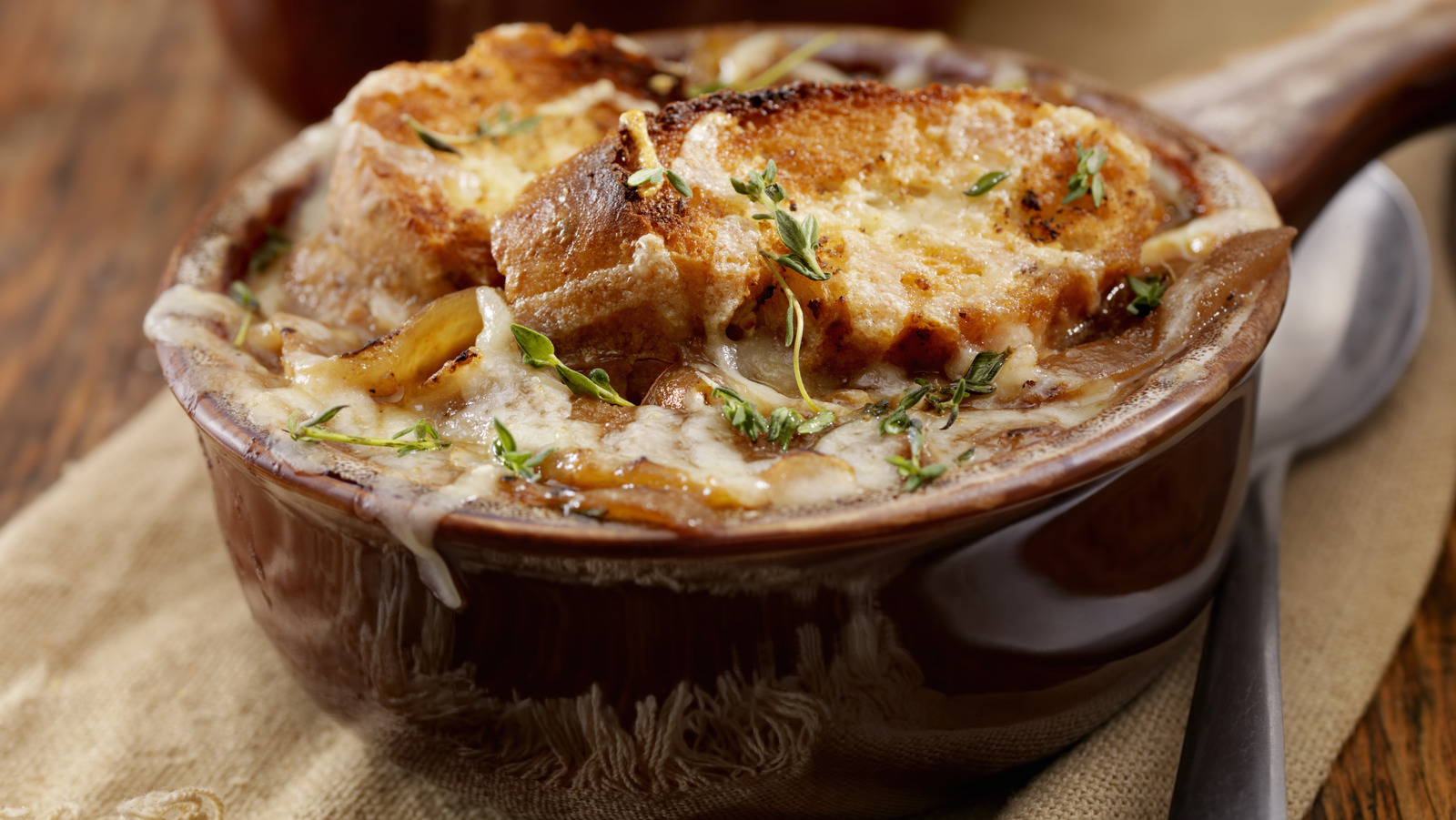 Combien de temps la soupe à l’oignon française peut-elle être conservée au réfrigérateur et au congélateur ?