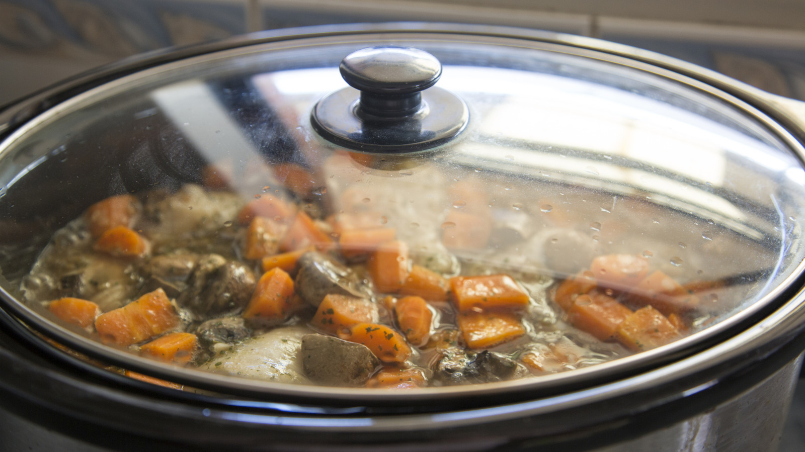 How Long Can Leftover Food Be Kept In A Slow Cooker?