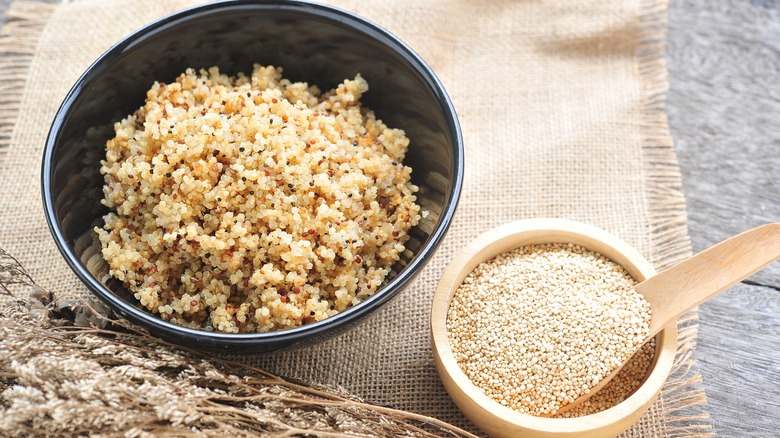 raw and cooked quinoa