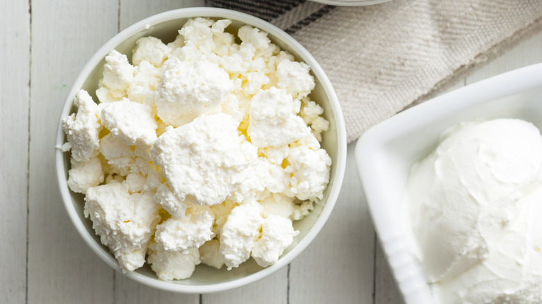 Overview of ricotta cheese in bowl 