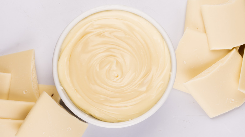Melted white chocolate in bowl