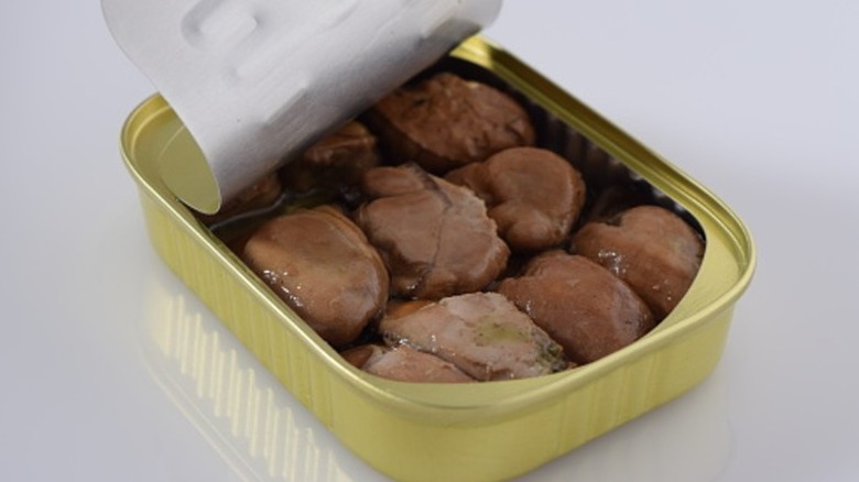 An open can of smoked oysters