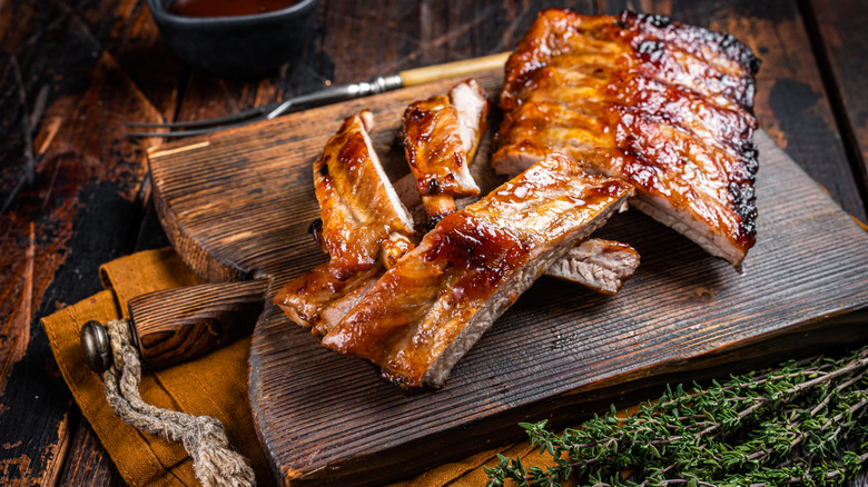 tray of smoked ribs