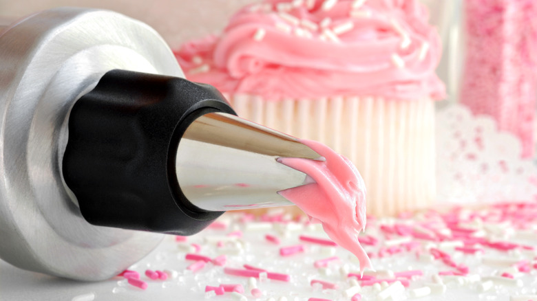 pastry tip coupler with pink frosting