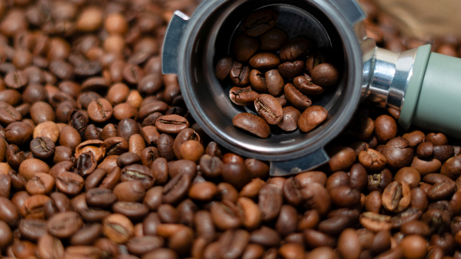 How Roasters Add Vanilla, Hazelnut, And Other Flavors To Coffee Beans - Tasting Table