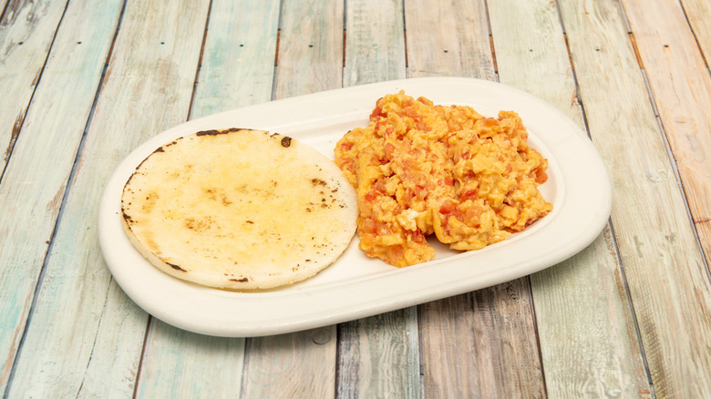 Huevos pericos dish